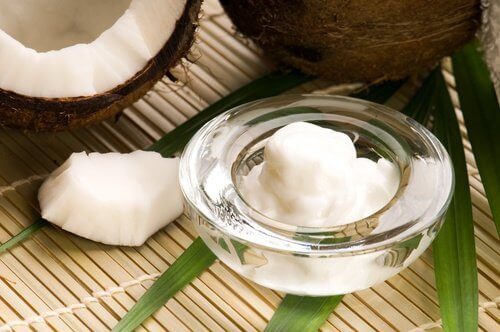 Använd kokosolja för en hemmagjord ansiktsrengöringskräm