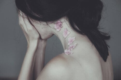 kvinna som gråter i händerna