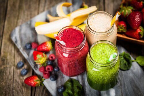 fruktsmoothies med sugrör