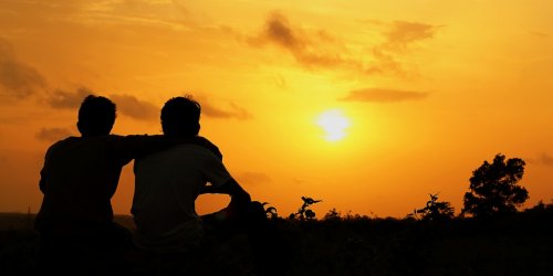 Vänner i solnedgång