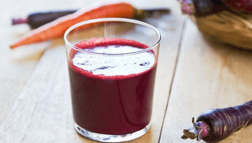 Gör en lila morotsjuice