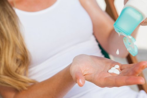 person som använder solskyddskräm