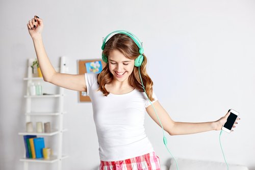 kvinna som dansar till musik