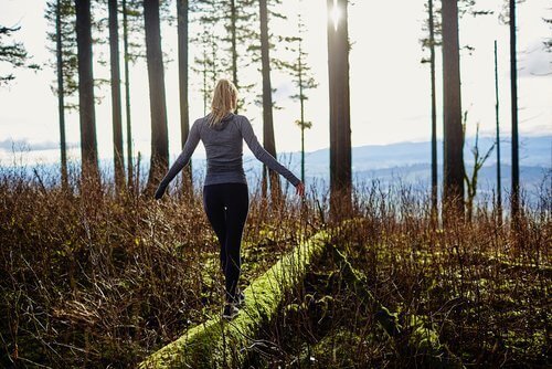 Kvinna i skogen
