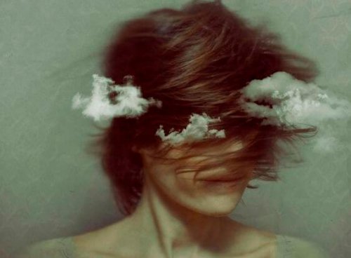 kvinna med huvudet i molnen