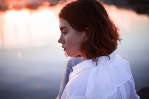 kvinna tittar ut över en sjö