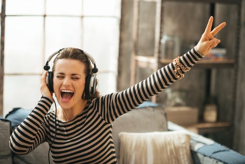 kvinna som lyssnar på musik