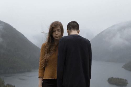 par i en bergsmiljö