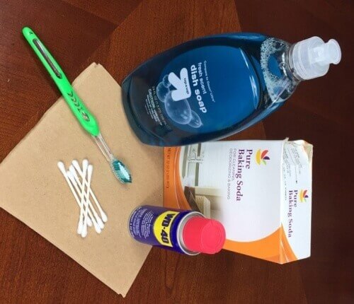 diskmedel och bikarbonat tar bort fettfläckar