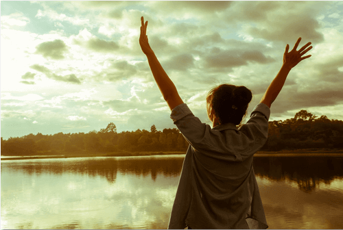 jublandes-kvinna-njuter-vid-sjö