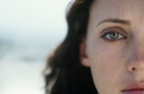 kvinna-med-tår-vid-ögat