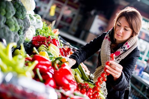 hög livskvalitet: vinna väljer grönsaker vid marknad