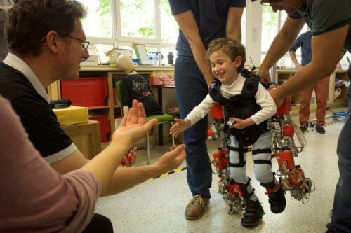 Exoskelett kan hjälpa förlamade barn att gå igen