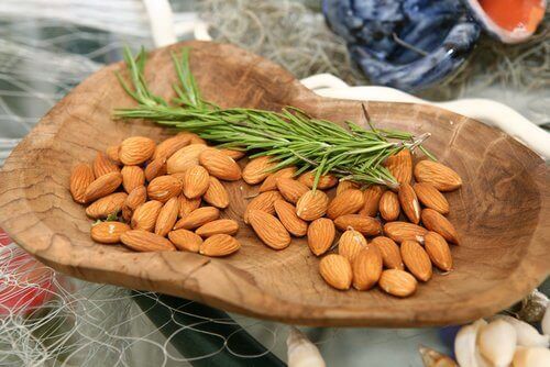 Tvätta ansiktet med mandlar och rosmarinvatten