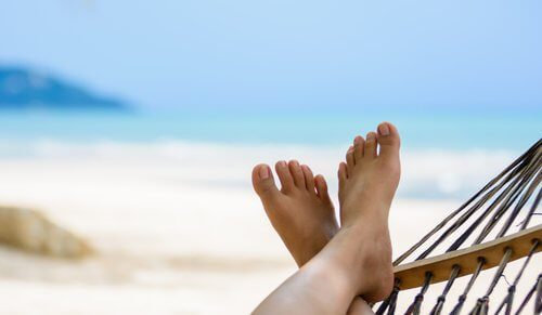 fötter på hängmatta