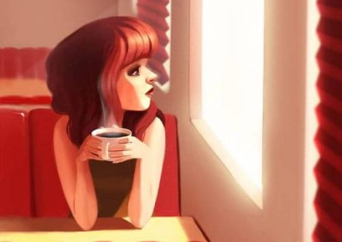 kvinna på kafe med en kopp kaffe i handen