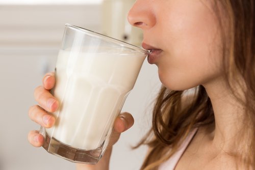 kvinna-som-dricker-mjölk