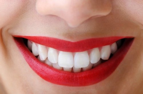 ett leende med friska vita tänder