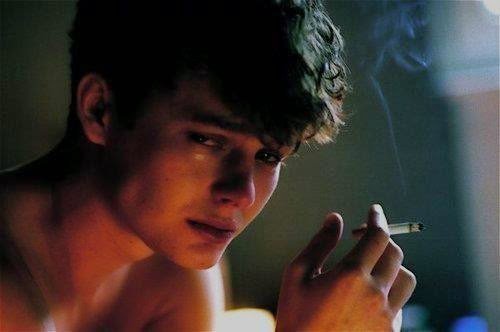 ledsen-person-röker-cigarett