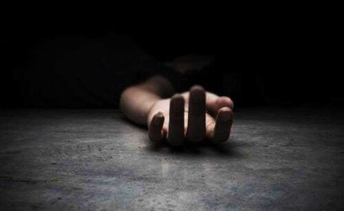 hand-i-dramatiskt-ljus
