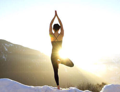 kvinna-gör-yoga