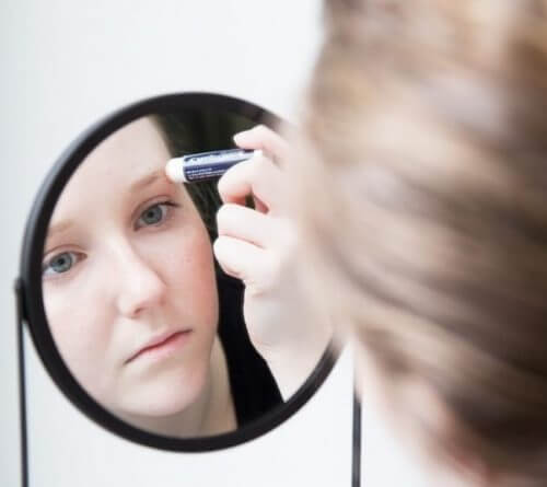 Läppbalsam på ögonbrynen