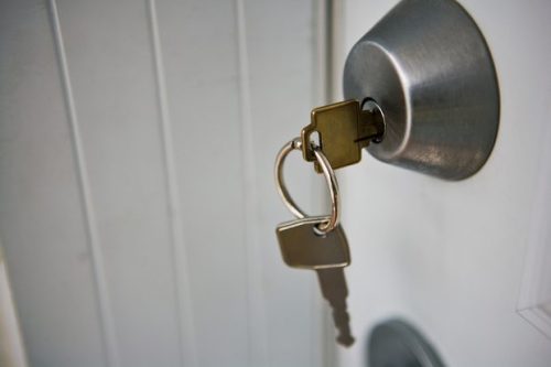 Nycklar är husgeråd som samlar mycket smuts