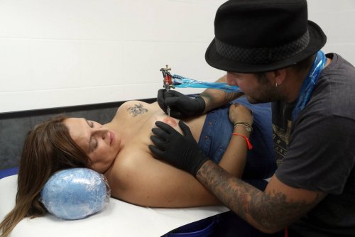 Tatuerare låter bröstcanceröverlevare återta sin femininitet