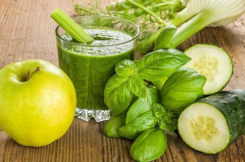 Drick en smoothie med grönt äpple för att starta dagen rätt