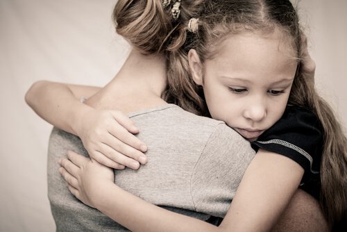 Flicka kramar mamma