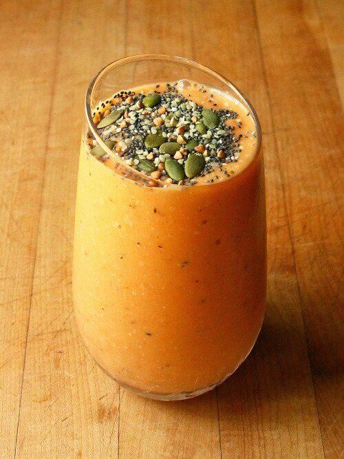 smoothie med morot, apelsin och chiafrön
