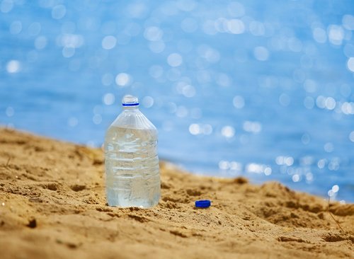 Plastflaska på stranden