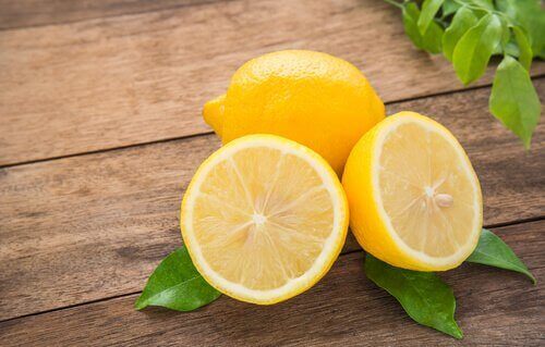 Citronens syror tar bort döda hudceller