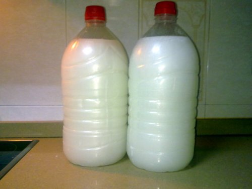 flaskor med kaustiksoda