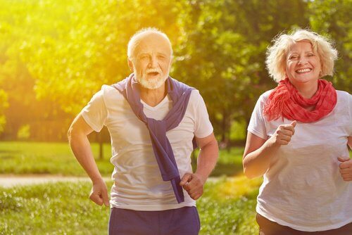 äldre par motionerar