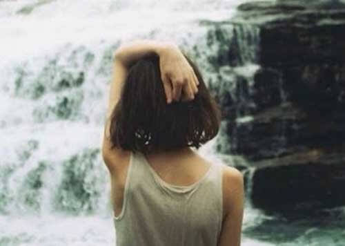 Kvinna framför vattenfall
