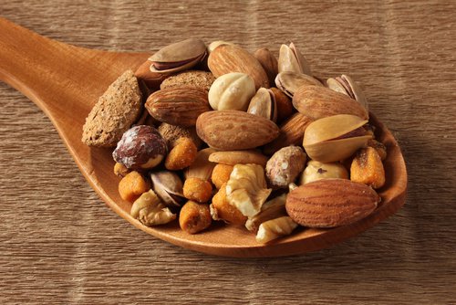 Olika sorters nötter på en trädsked