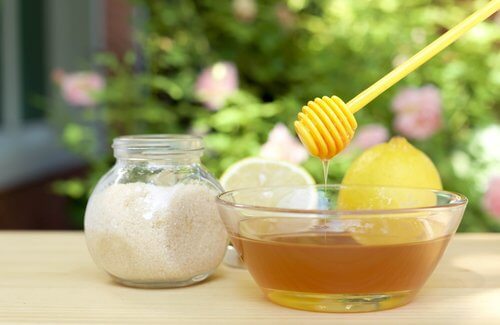 honung och citronsaft i skål
