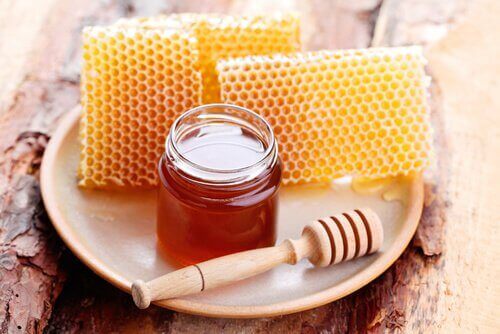 Reparera håret med honung