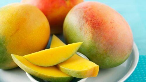 mango-i-skivor-på-fat