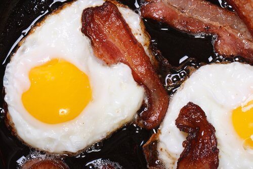Stekt ägg och bacon