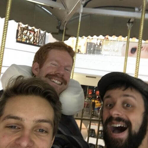 Sann vänskap: bar sin handikappade kompis världen runt