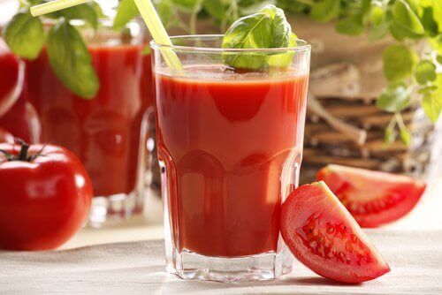 Tomatjuice i glas