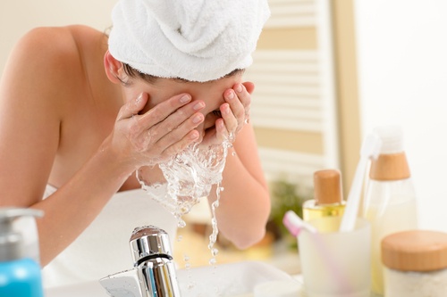 Kvinna tvättar ansiktet med persiljetvål