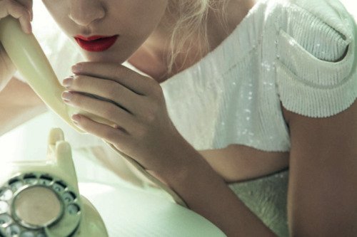 kvinna pratar i telefon