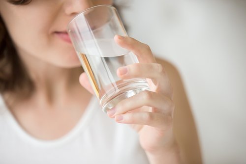 Vad händer när du dricker vatten på tom mage?