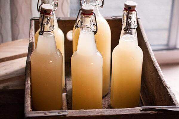 flaskor med ingefärsjuice