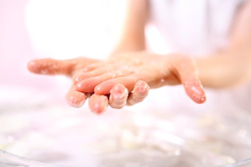 person som tvättar händerna