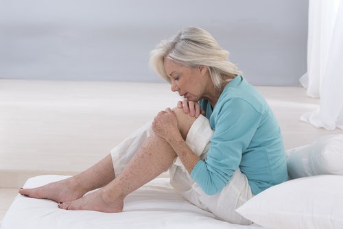 kvinna med inlammation i benet