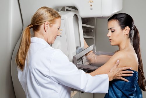 kvinna på mammografi